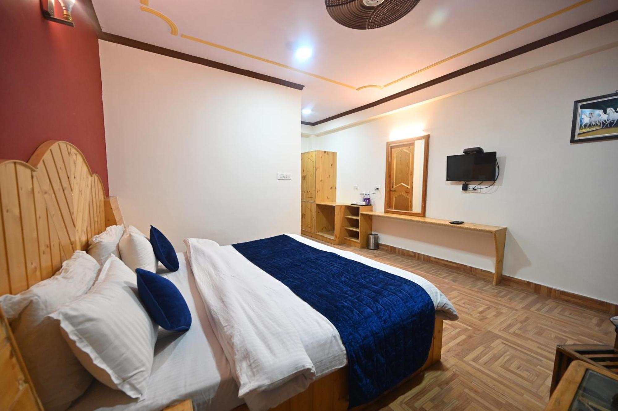 Krishana Cottage A Pure Veg !!!300 M From Hadimba Temple!!!Balcony Rooms!!!Veg Restaurant!!!Couple Friendly!!!Family Cottage!!! Manāli Екстериор снимка