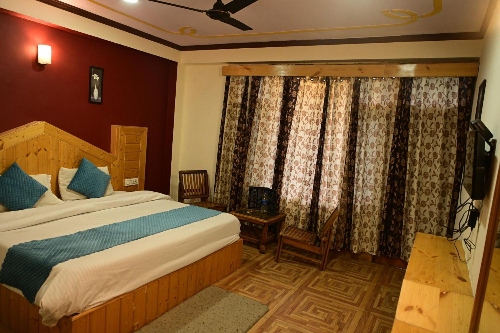 Krishana Cottage A Pure Veg !!!300 M From Hadimba Temple!!!Balcony Rooms!!!Veg Restaurant!!!Couple Friendly!!!Family Cottage!!! Manāli Екстериор снимка