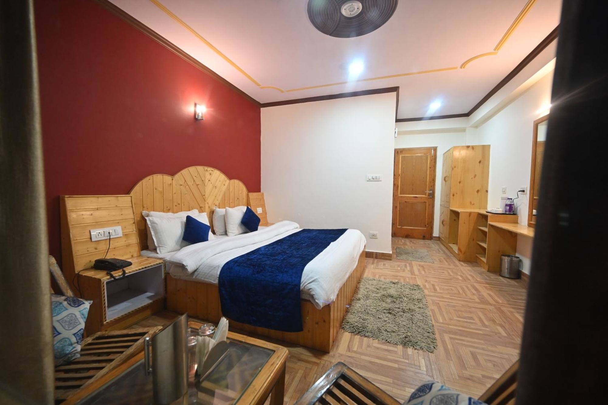 Krishana Cottage A Pure Veg !!!300 M From Hadimba Temple!!!Balcony Rooms!!!Veg Restaurant!!!Couple Friendly!!!Family Cottage!!! Manāli Екстериор снимка