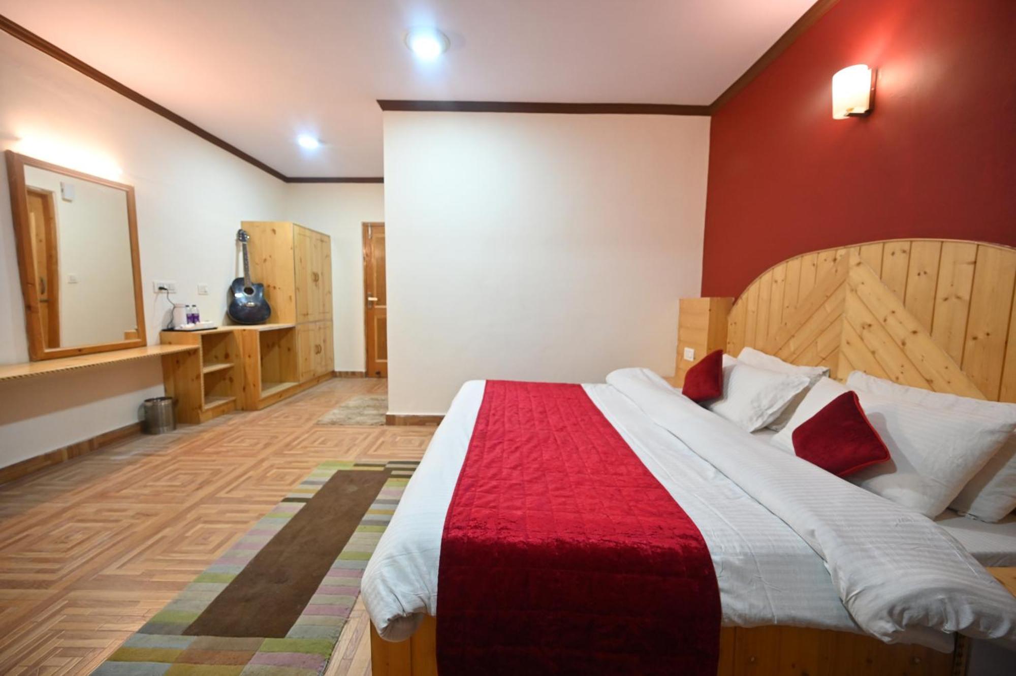 Krishana Cottage A Pure Veg !!!300 M From Hadimba Temple!!!Balcony Rooms!!!Veg Restaurant!!!Couple Friendly!!!Family Cottage!!! Manāli Екстериор снимка