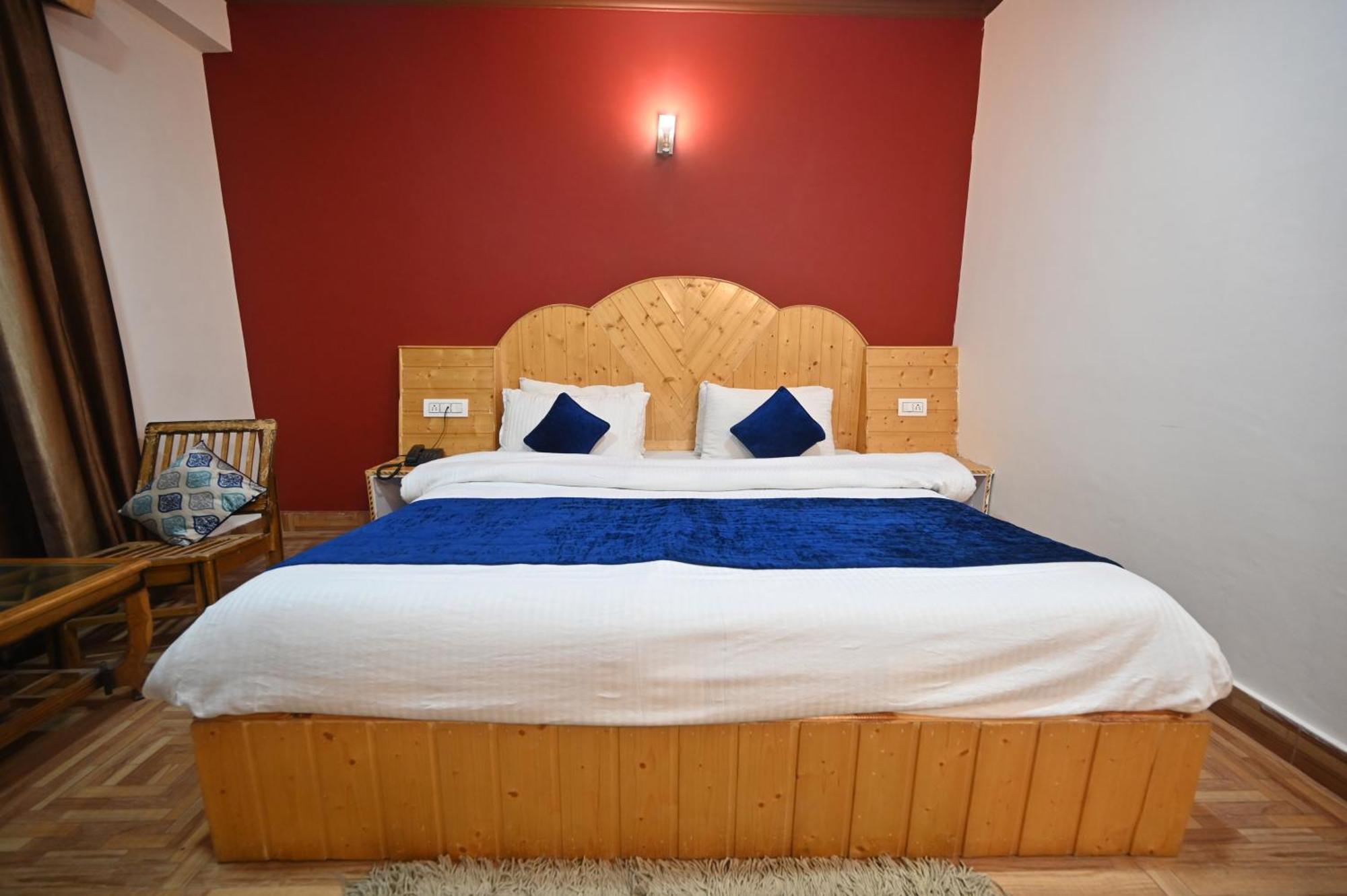 Krishana Cottage A Pure Veg !!!300 M From Hadimba Temple!!!Balcony Rooms!!!Veg Restaurant!!!Couple Friendly!!!Family Cottage!!! Manāli Екстериор снимка