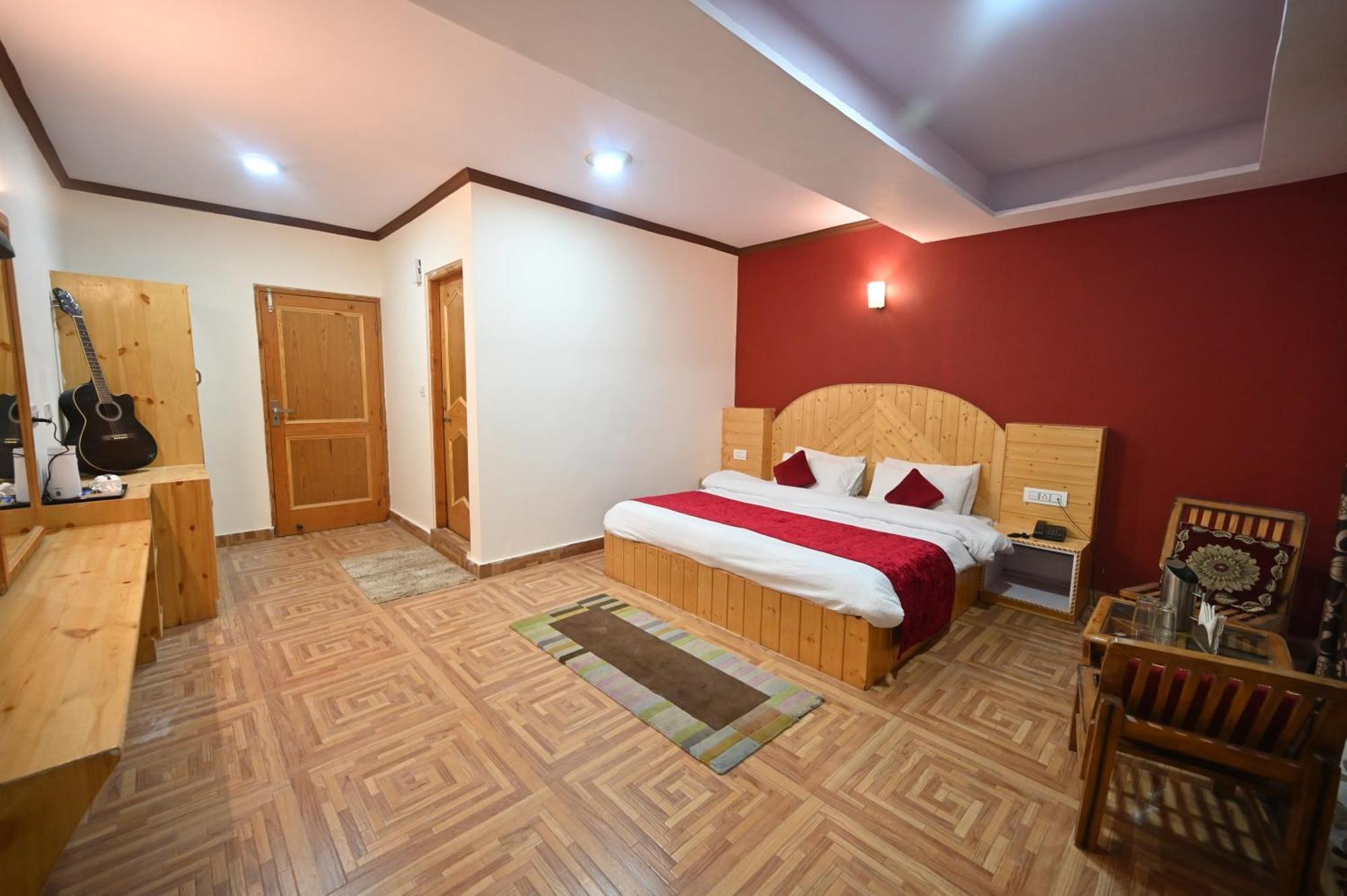 Krishana Cottage A Pure Veg !!!300 M From Hadimba Temple!!!Balcony Rooms!!!Veg Restaurant!!!Couple Friendly!!!Family Cottage!!! Manāli Екстериор снимка