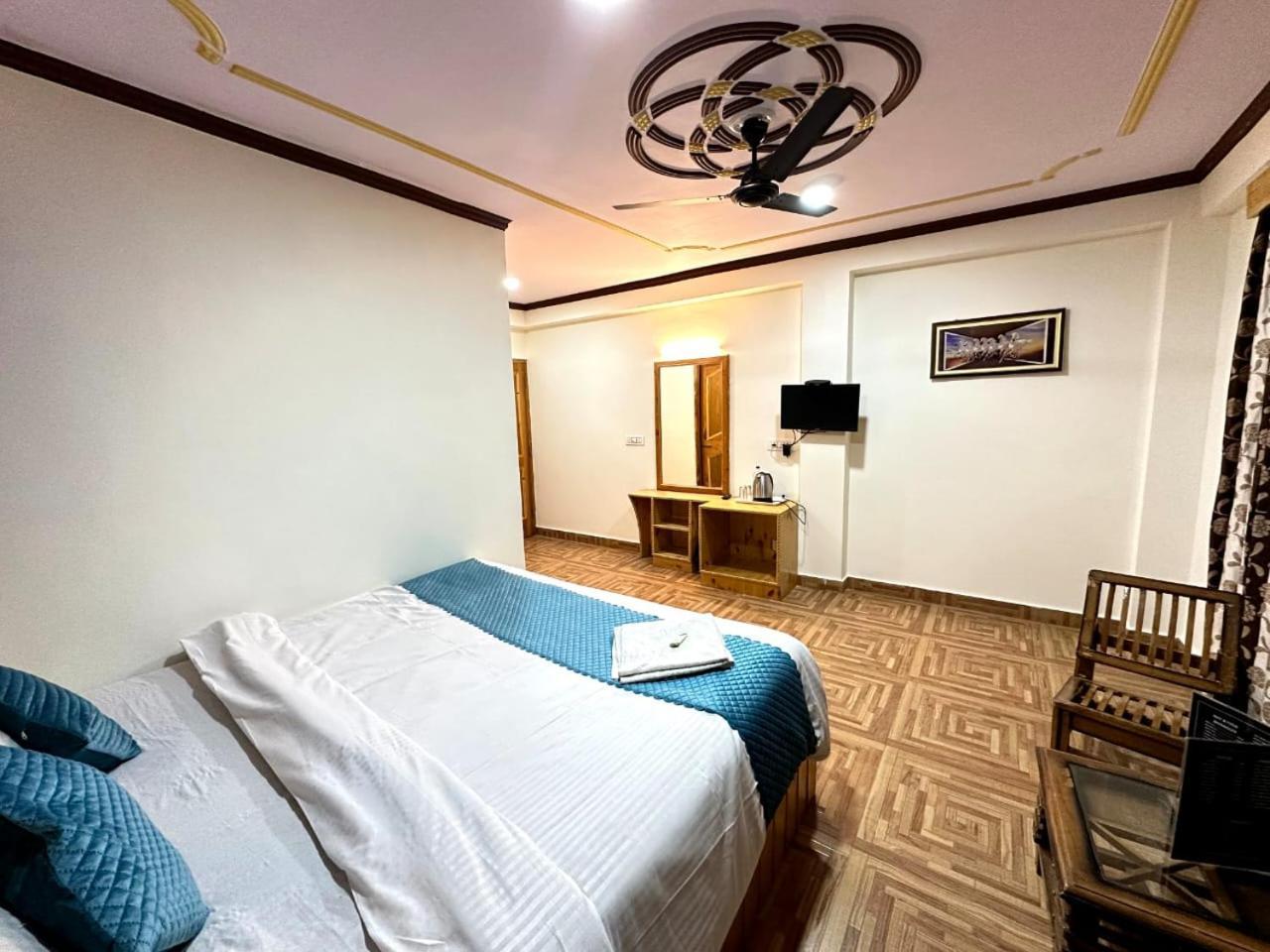 Krishana Cottage A Pure Veg !!!300 M From Hadimba Temple!!!Balcony Rooms!!!Veg Restaurant!!!Couple Friendly!!!Family Cottage!!! Manāli Екстериор снимка