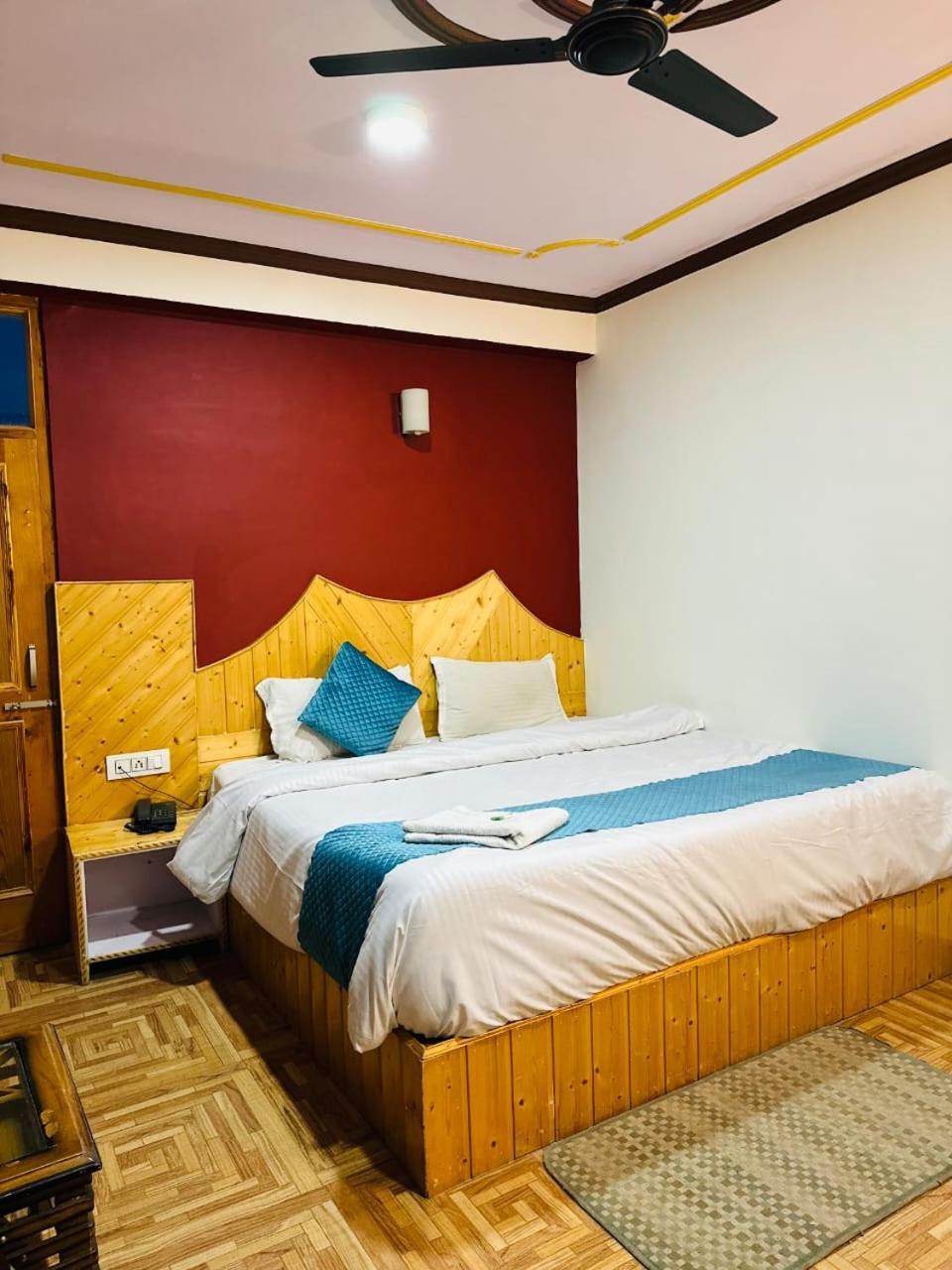Krishana Cottage A Pure Veg !!!300 M From Hadimba Temple!!!Balcony Rooms!!!Veg Restaurant!!!Couple Friendly!!!Family Cottage!!! Manāli Екстериор снимка